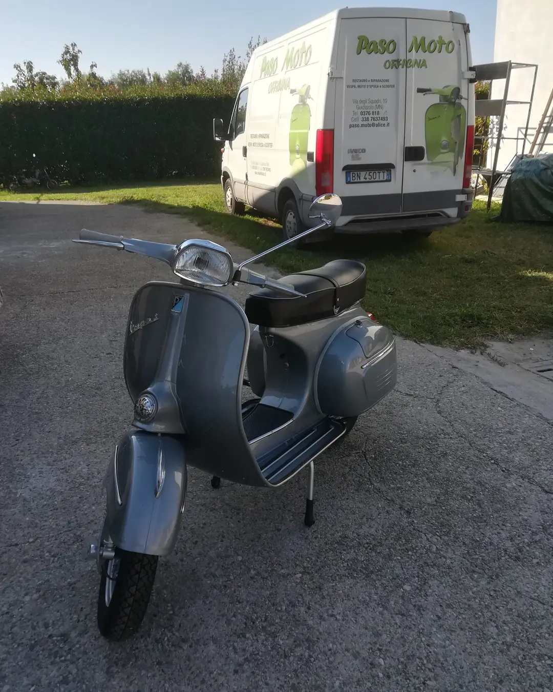 Vespa grigia davanti al furgone dell’officina Paso Moto