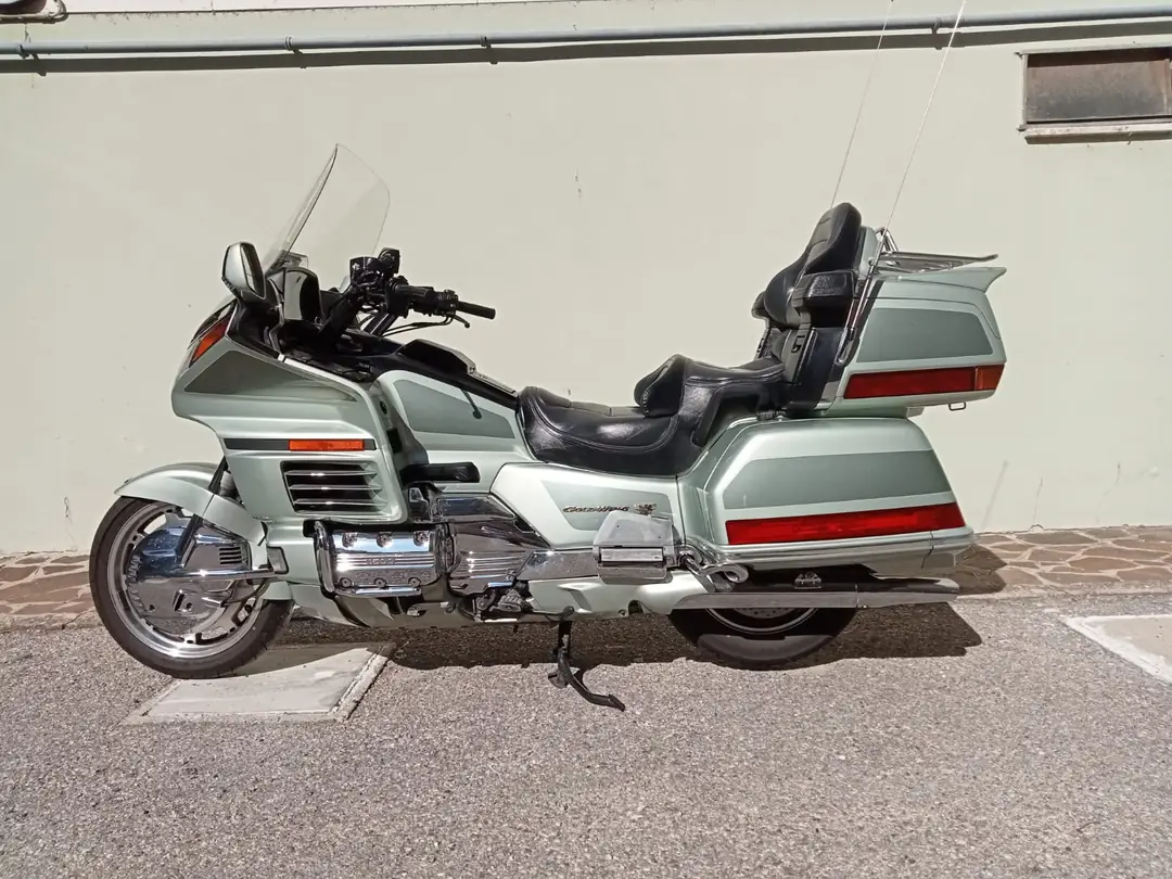 Honda Gold Wing argento parcheggiata davanti all’officina