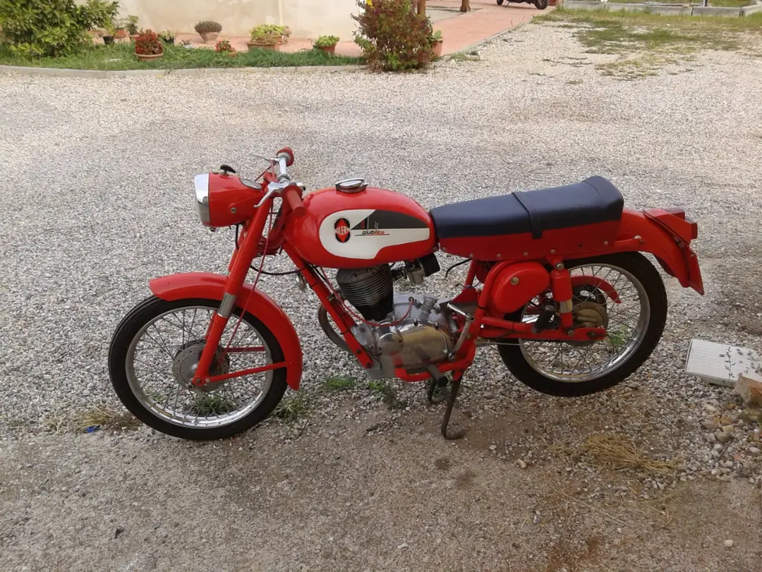 Gilera Giubileo rossa d’epoca sul ghiaino del cortile